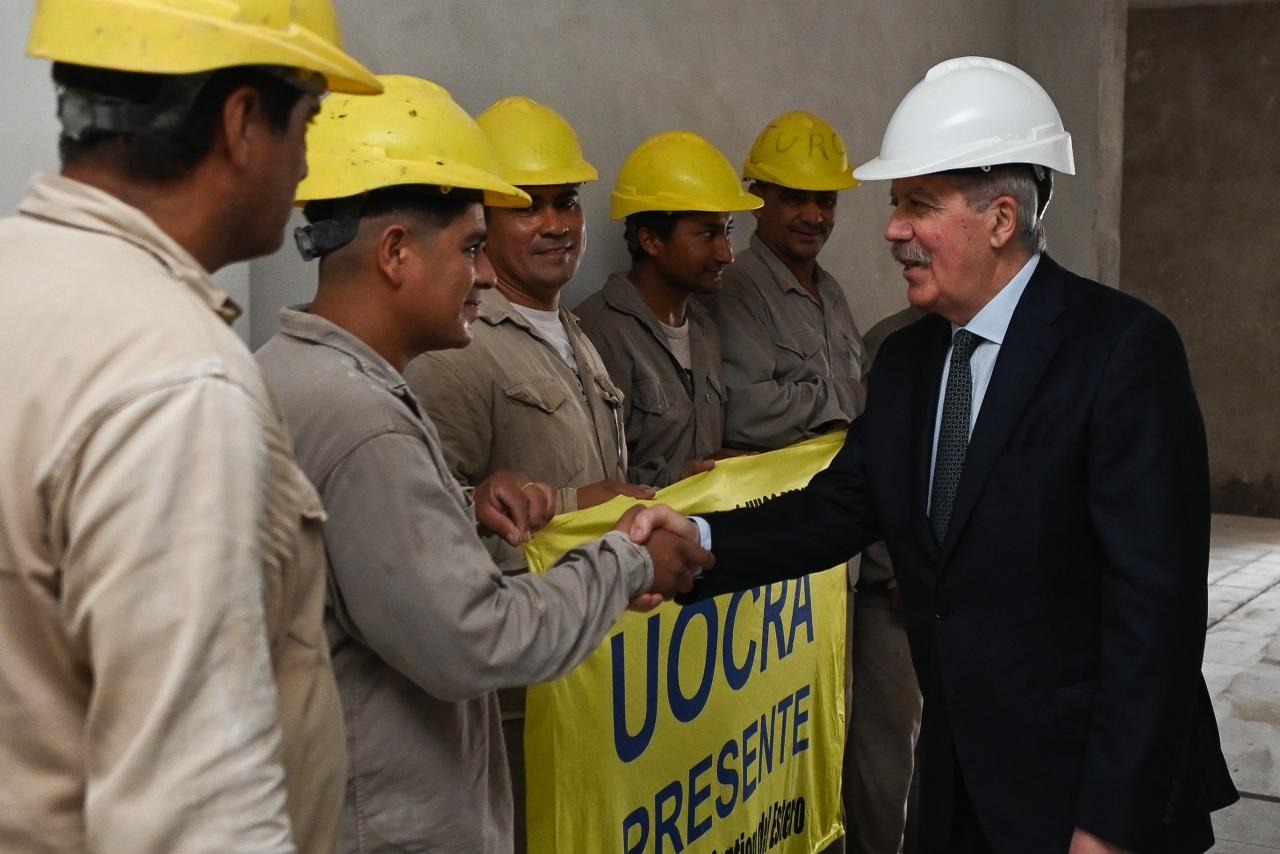 El gobernador visitó las obras de la escuela N° 646 en el barrio Villa Raquel de La Banda