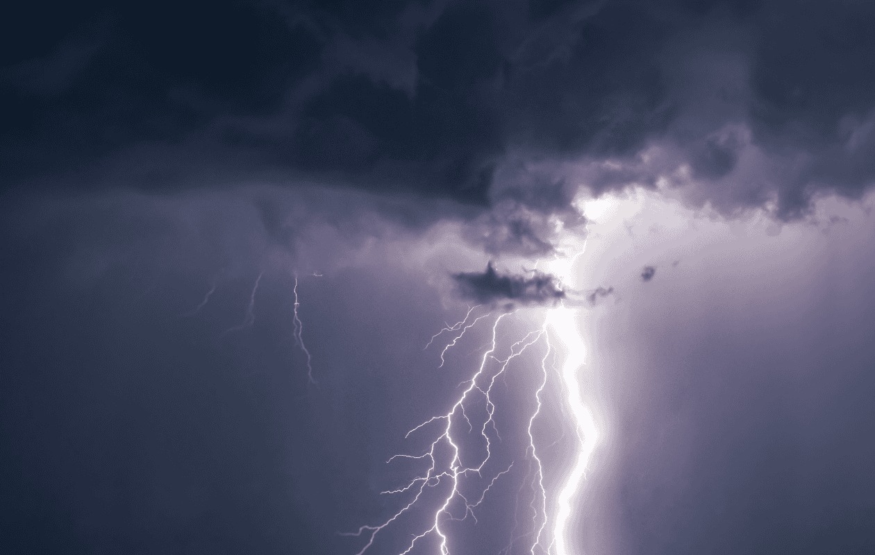 Cayó un rayo cerca de su casa y la onda expansiva lo mandó al hospital