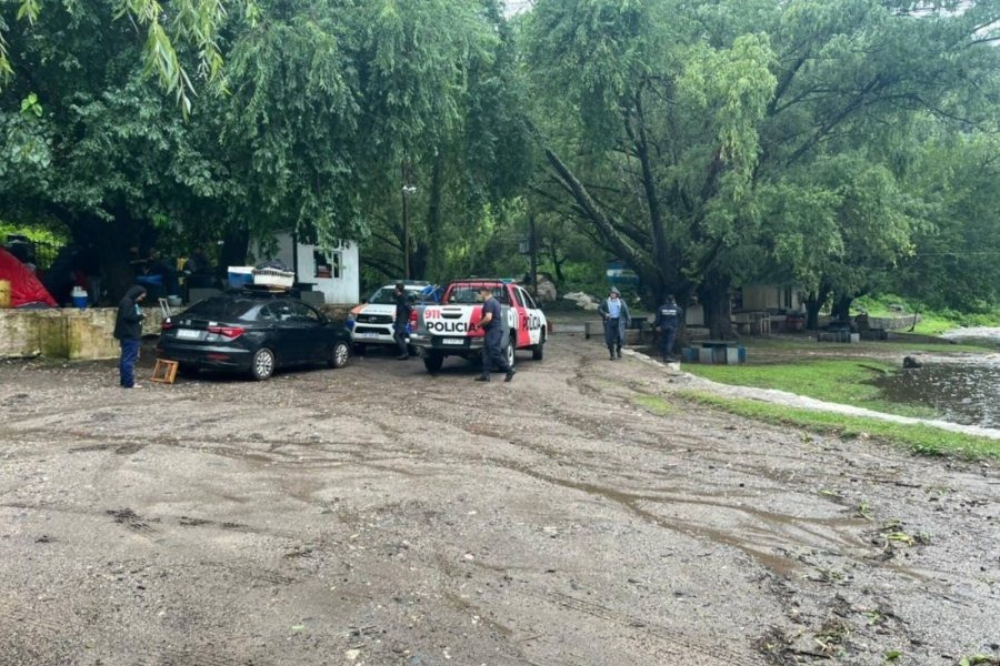 Rescataron a familias santiagueñas atrapadas por la crecida del río en Paclín