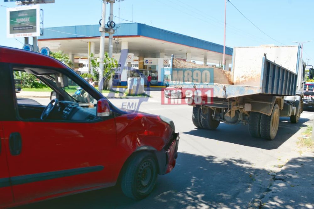 Fuerte choque entre un camión y un utilitario generó demoras en el tránsito