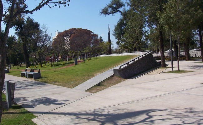 “Plaza Sarmiento a oscuras”: robaron reflectores y cables LED
