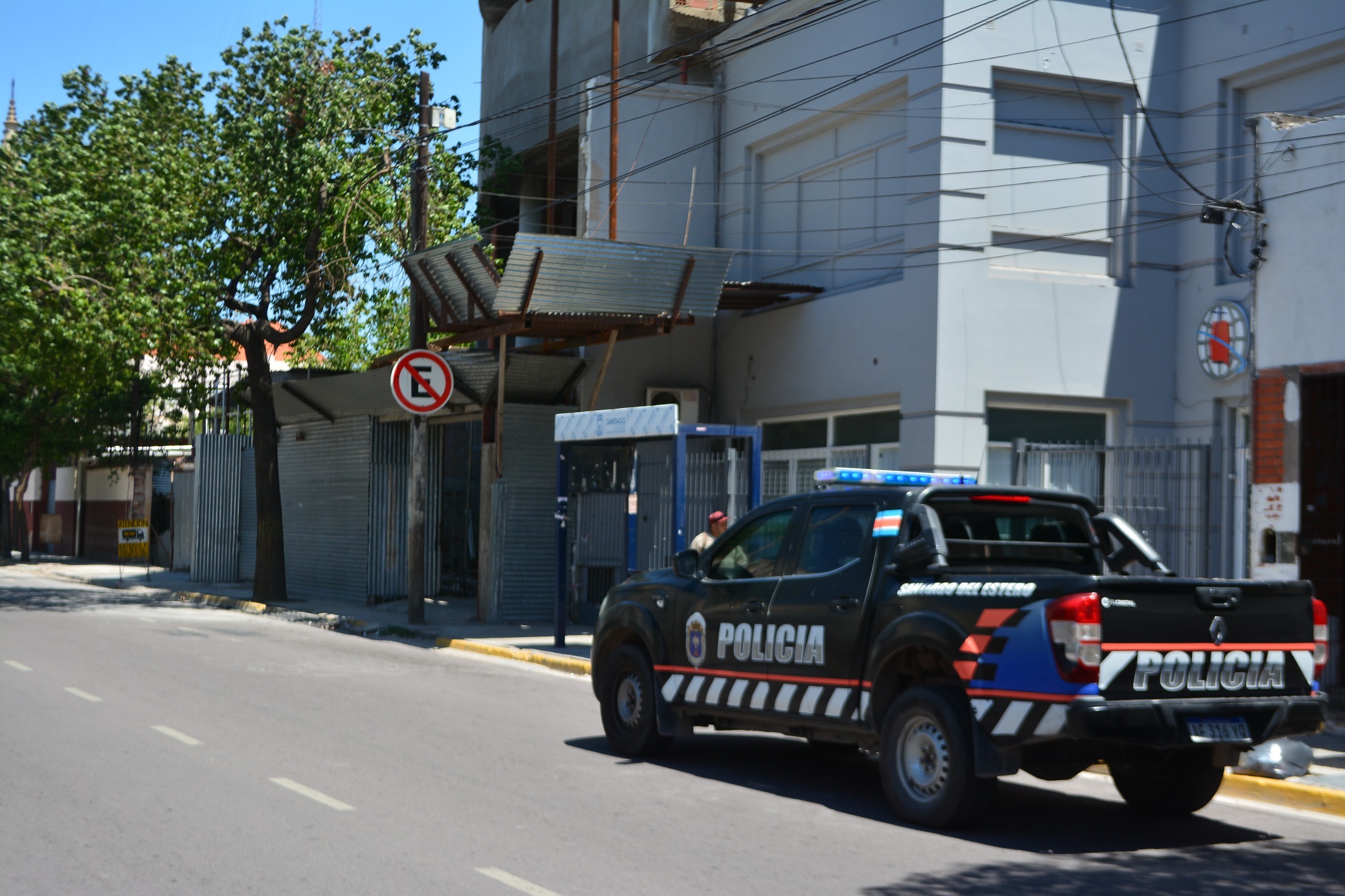Pánico en el centro: cuatro obreros cayeron al vacío desde un andamio