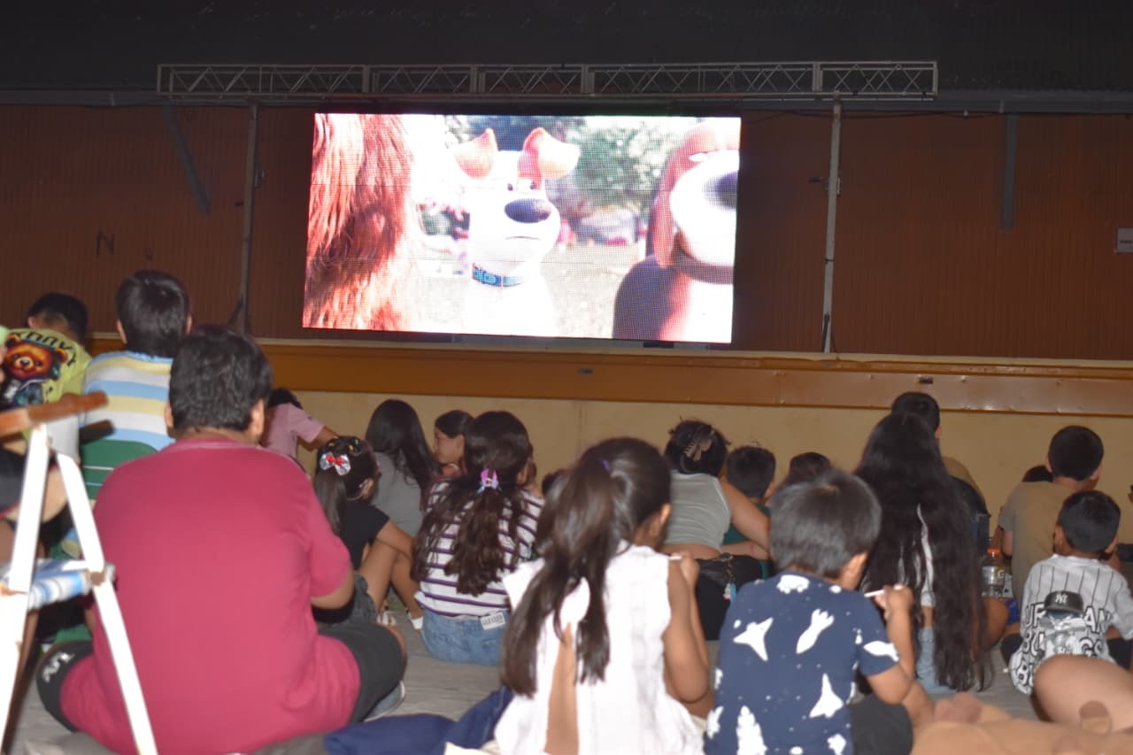 Los chicos coparon el Paseo “Capital del Agro” para disfrutar del Cine Móvil