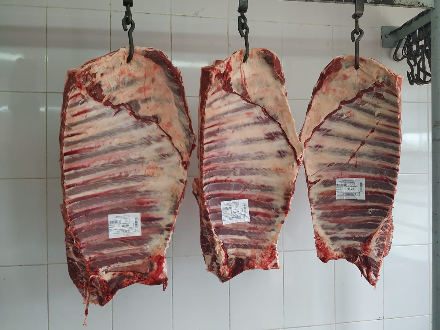 Ingresaron a robar en una carnicería y se llevaron tres costillares y dinero