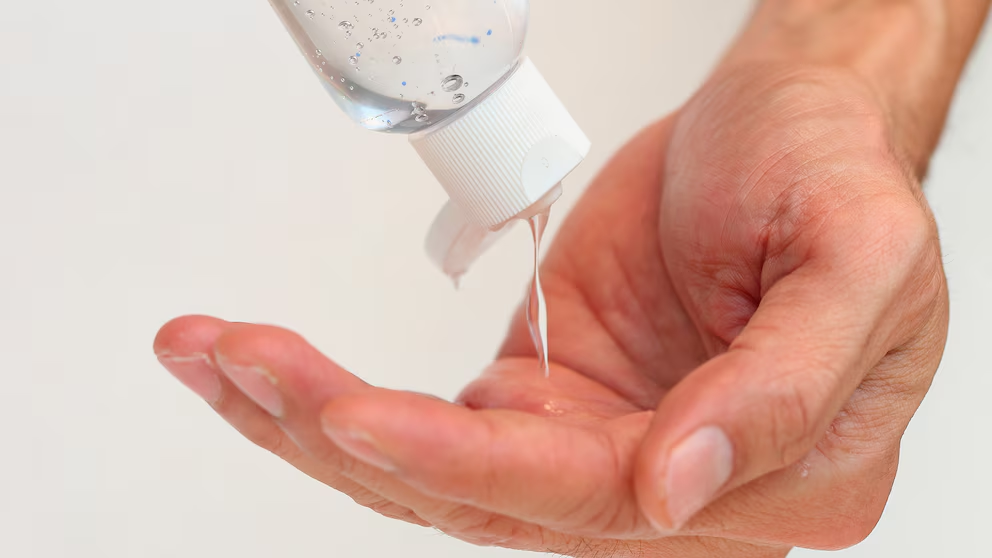 La ANMAT prohibió la venta de un alcohol sanitizante y de productos capilares por ser un riesgo para la salud