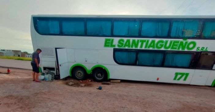 Un colectivo de tour de compras quedó varado tras caer en un pozo en Añatuya