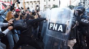 Tensión frente al Congreso en una nueva protesta de jubilados ante a un fuerte operativo policial