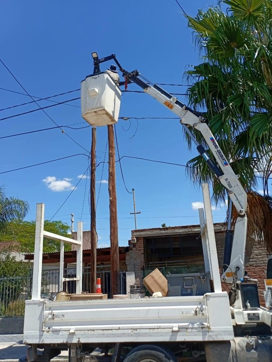 Locales: Electricidad de la Municipalidad realizó el recambio y mantenimiento de luminarias en los barrios Campo Contreras, Borges y Lomas del Golf
