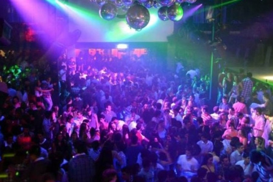 Salió con su novio a un boliche y, por un ataque de locura, lo atacó a cuchilladas