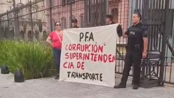 Tensión en Casa Rosada: un policía federal armado protesta frente a la reja y denuncia corrupción