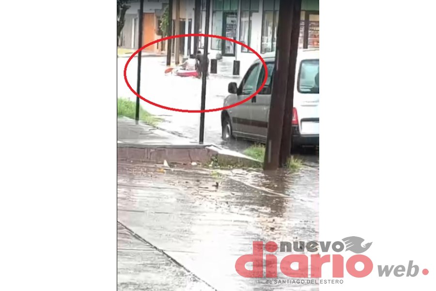 Postal insólita en pleno centro bandeño: jóvenes se movieron en bote por una calle inundada