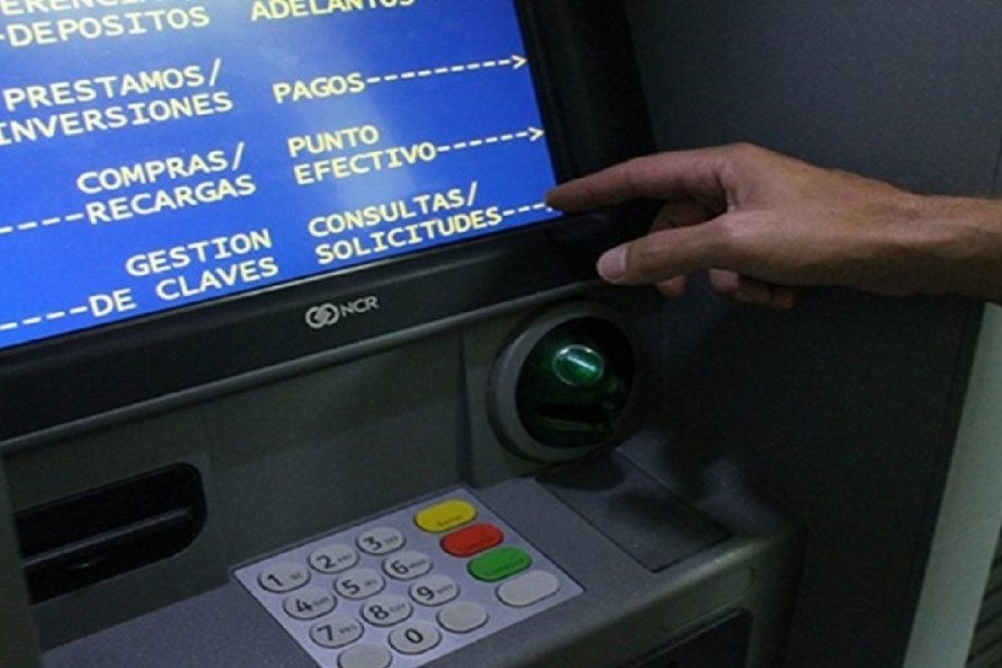 Detienen a un hombre con 18 tarjetas y más de $340.000 en efectivo en un cajero