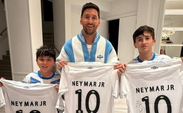 Neymar le regaló camisetas del Santos a Messi y sus hijos en un emotivo gesto