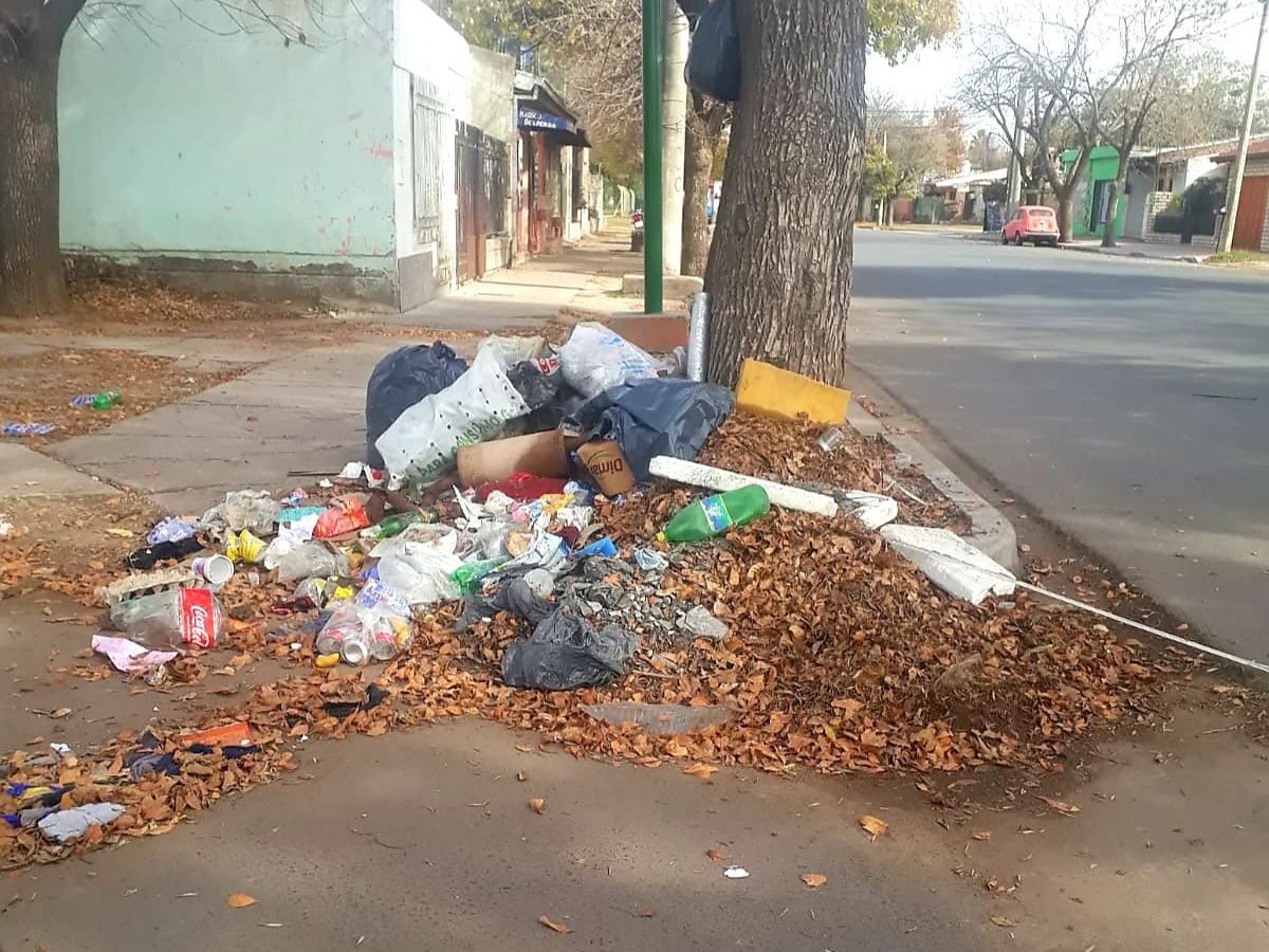 Multas vigentes: la Municipalidad sanciona a quienes depositen residuos sin embolsar en la vía pública