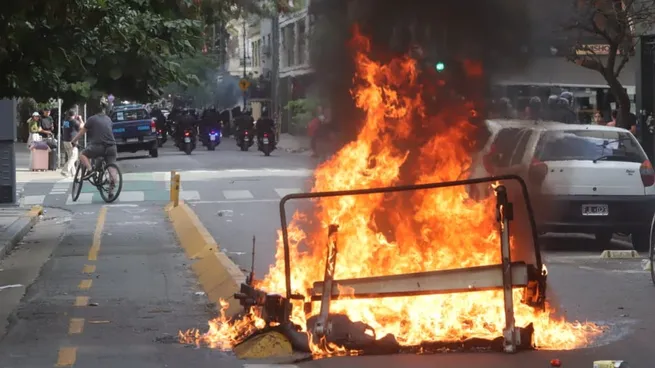 Incidentes en el Congreso: manifestantes lanzaron bombas Molotov y la Policía respondió con balas de goma