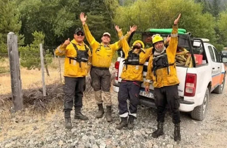 Incendios en Chubut: la lluvia y la nieve alivian a los brigadistas, pero los focos siguen activos