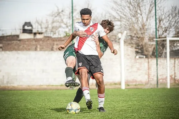 Jonathan Spiff, el juvenil nigeriano de 1,87 que debutó en la Reserva de River y ya mira al Mundial Sub 20