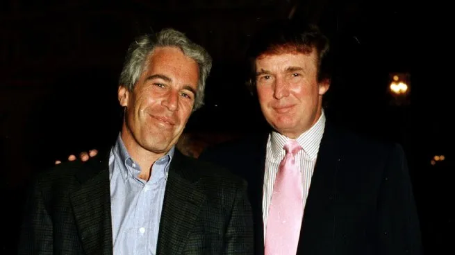 La estrella de Trump en Hollywood fue vandalizada con fotos junto a Jeffrey Epstein