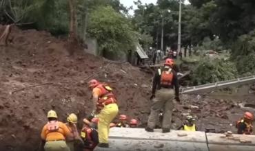 Desesperada búsqueda en Paraguay de Tobías, el niño argentino arrastrado por un raudal
