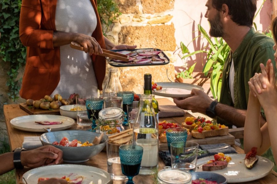 El ocio se reinventa: los argentinos priorizan reuniones en casa y salidas económicas ante la crisis