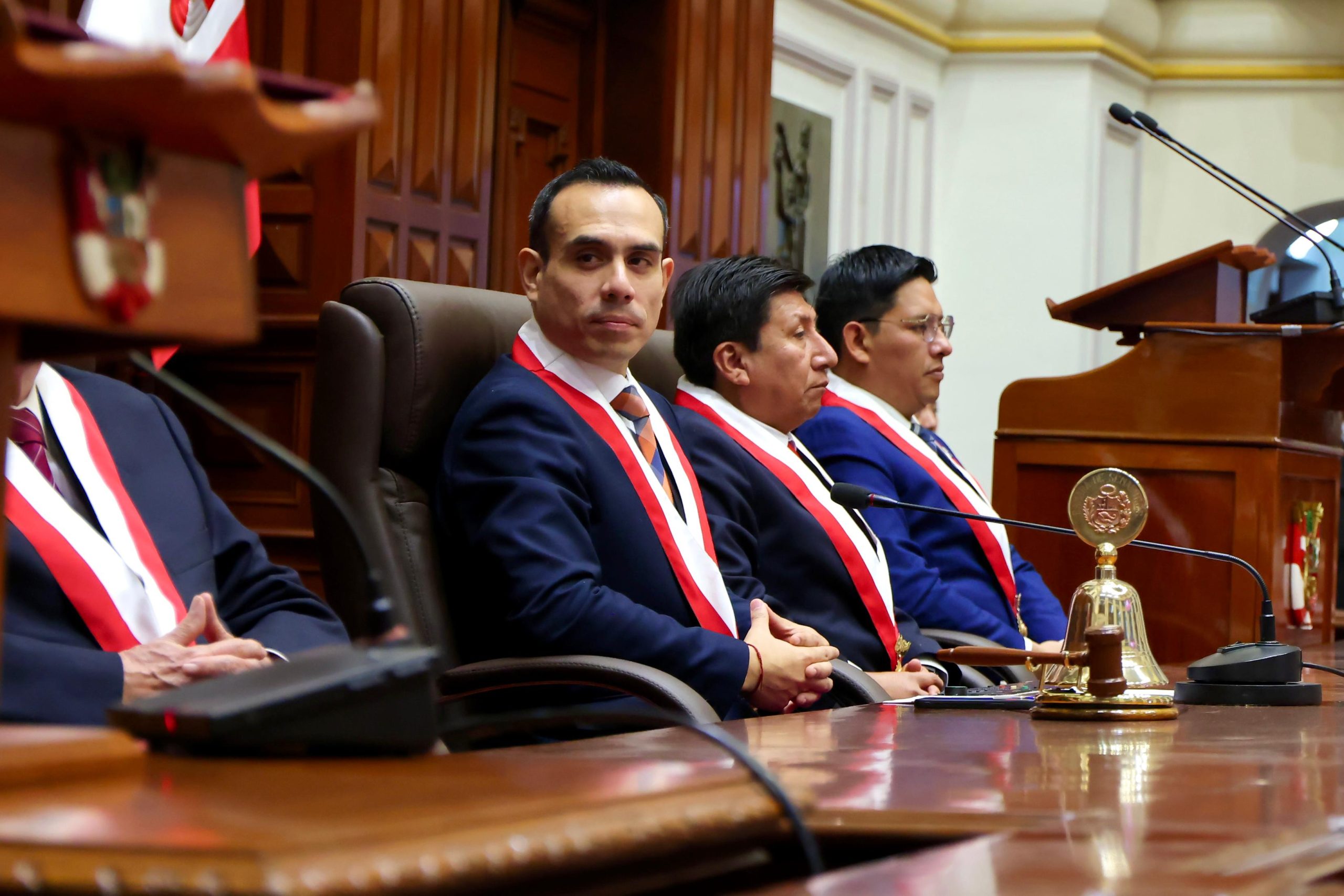 Perú destituyó al presidente José Jeri por "tráfico de influencias" y define hoy a su sucesor a dos meses de las elecciones