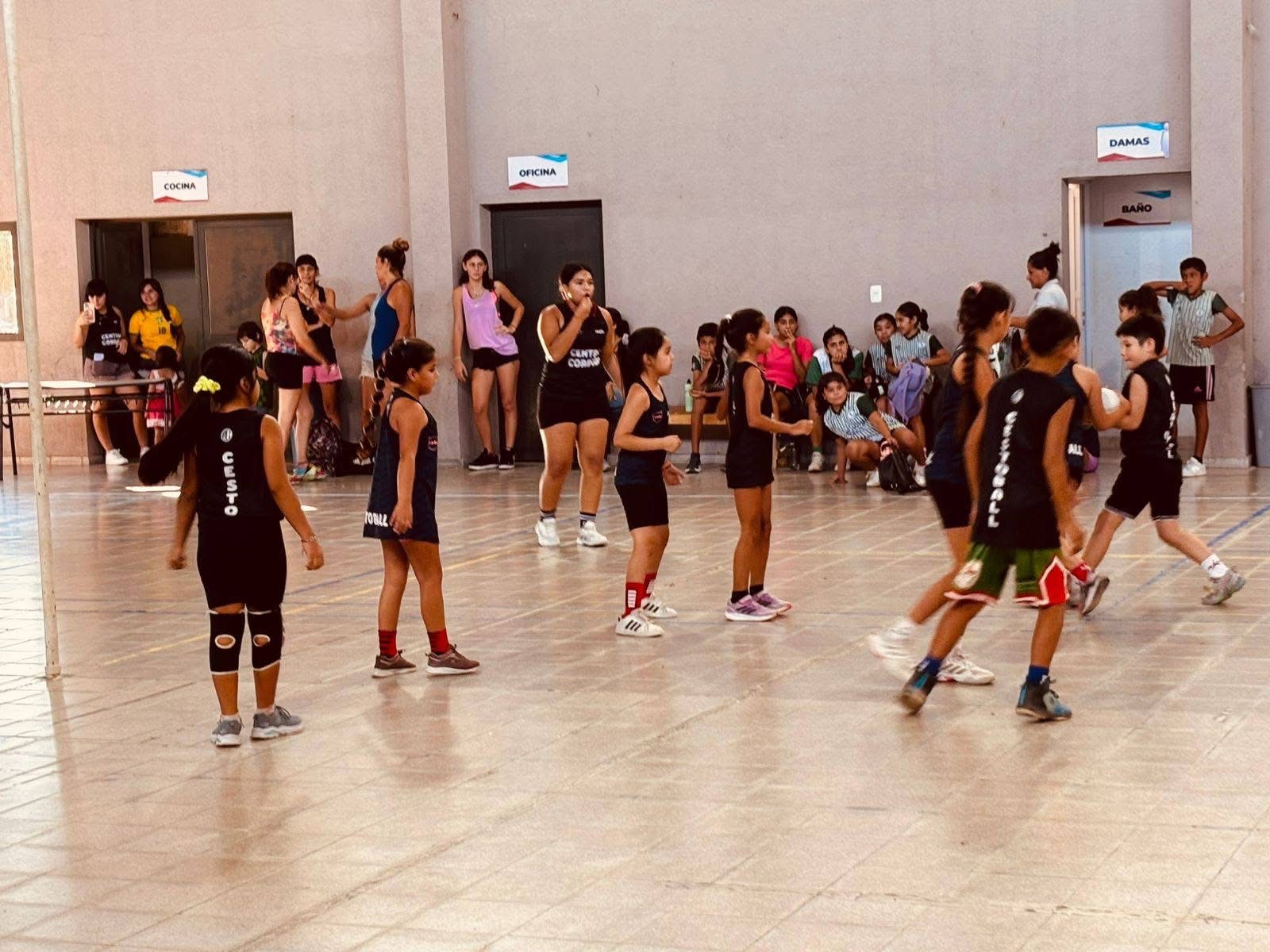 Gran convocatoria en el encuentro infantil de cestoball en el Polideportivo Provincial