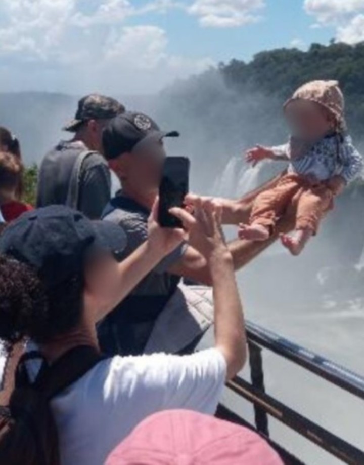 Imprudencia Extrema: Sostuvieron a un bebé en el vacío para una foto en las cataratas