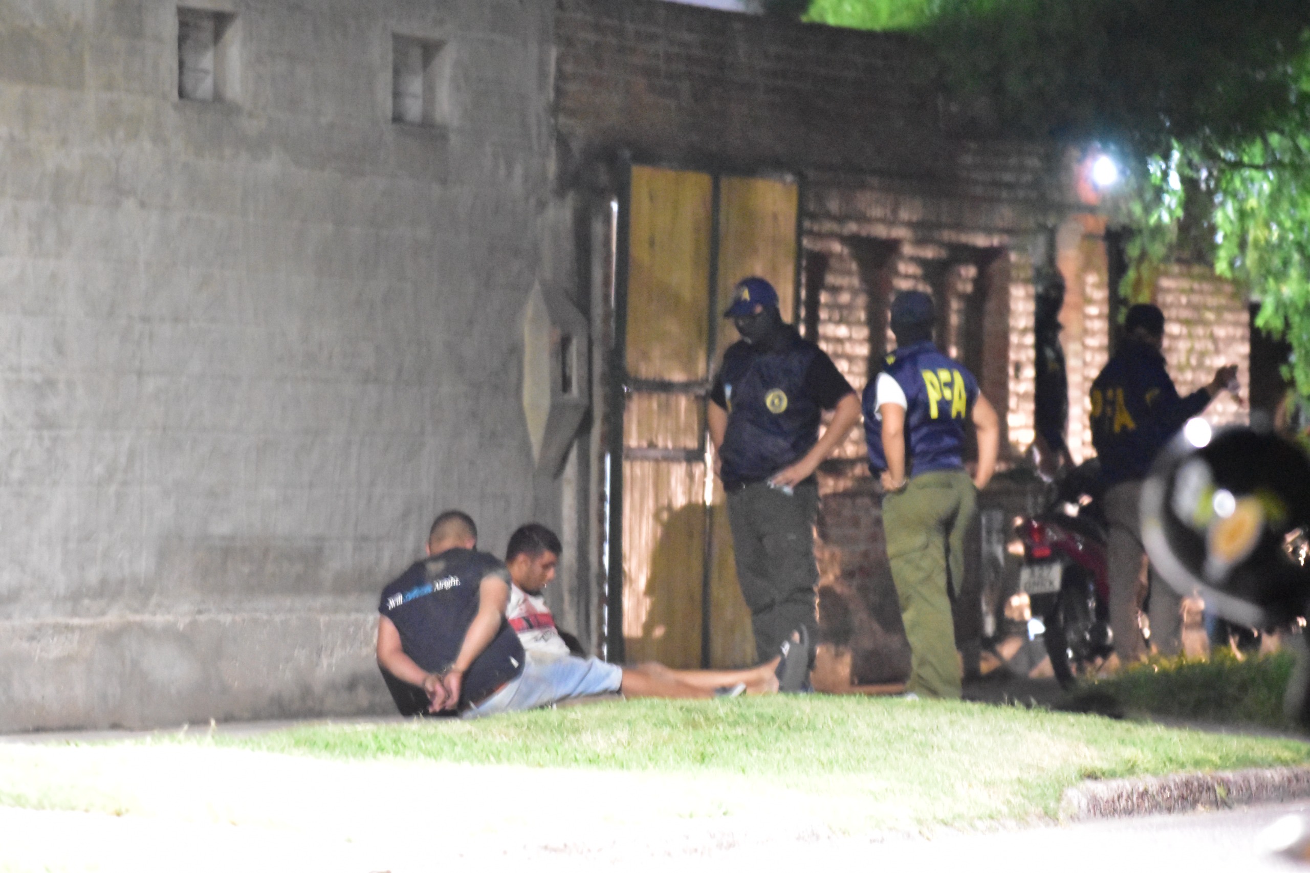 Operativo antidrogas en el barrio Smata: la PFA detuvo a dos personas tras un allanamiento