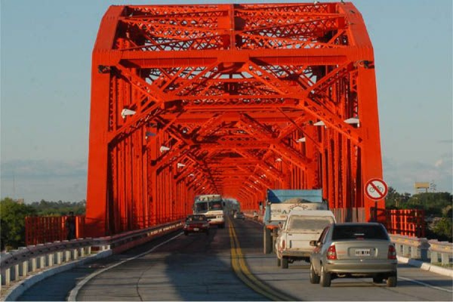 Choque doble en el Puente Carretero tras el desprendimiento de una cubierta