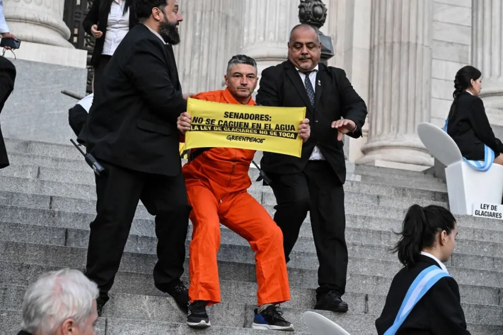 Detuvieron a 12 activistas de Greenpeace en el Congreso y un periodista resultó herido durante un forcejeo