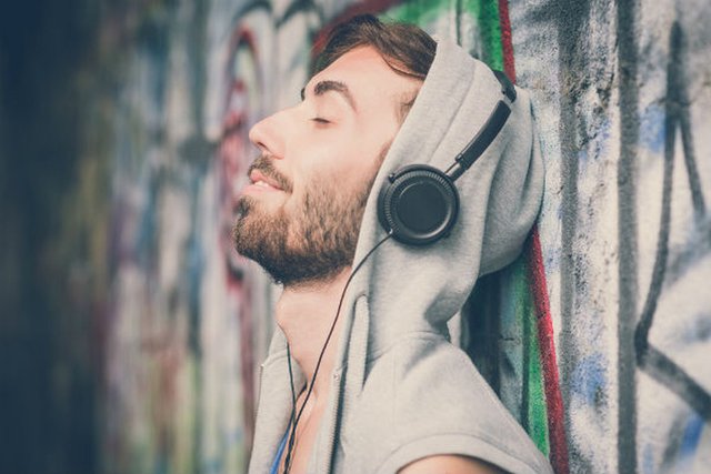 Escuchar música apenas te despertás mejora el rendimiento cognitivo y el estado de ánimo y reduce el estrés