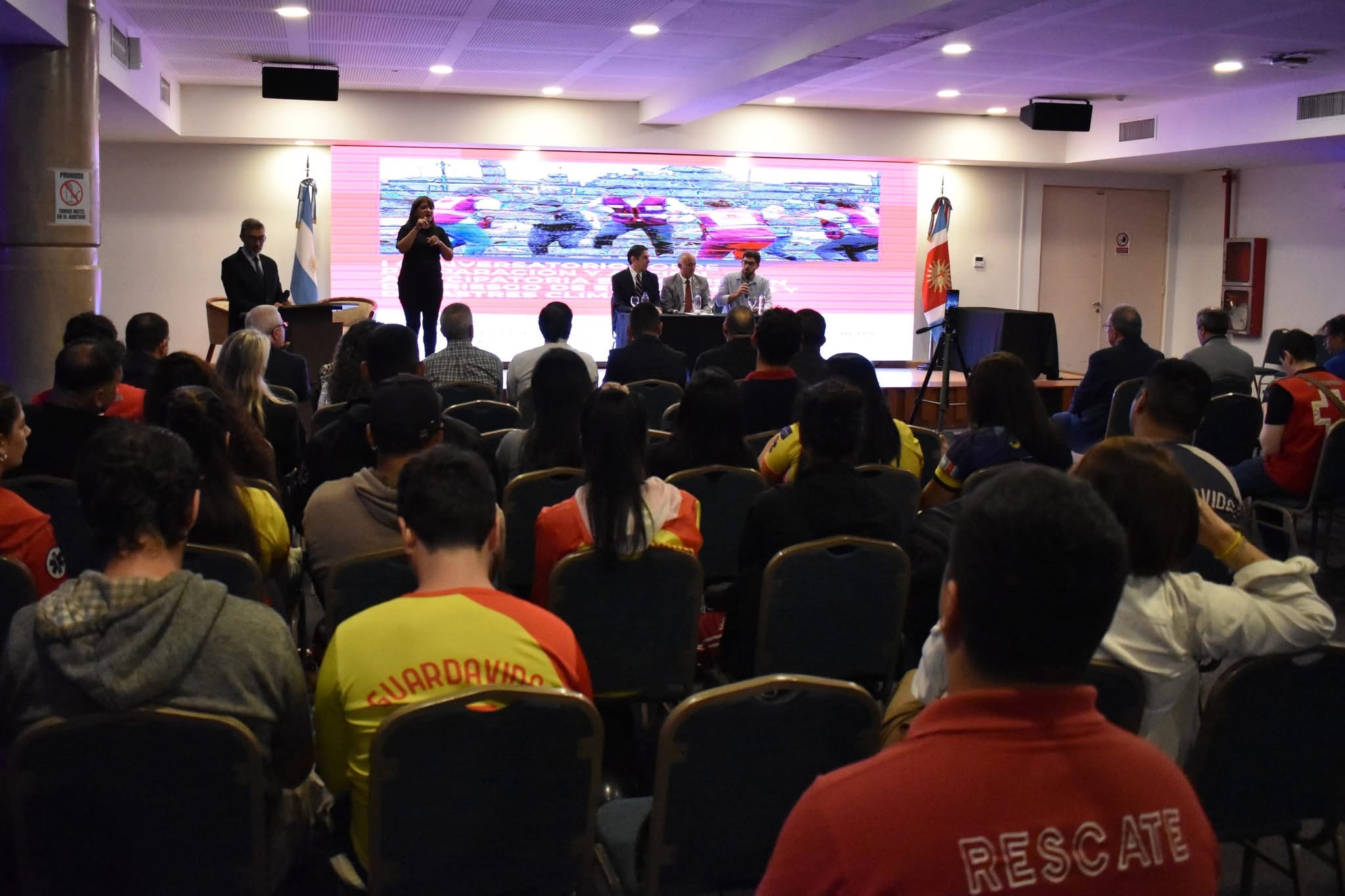 Cruz Roja Santiago realizó el primer conversatorio sobre gestión de riesgos con respaldo de universidades y legislatura