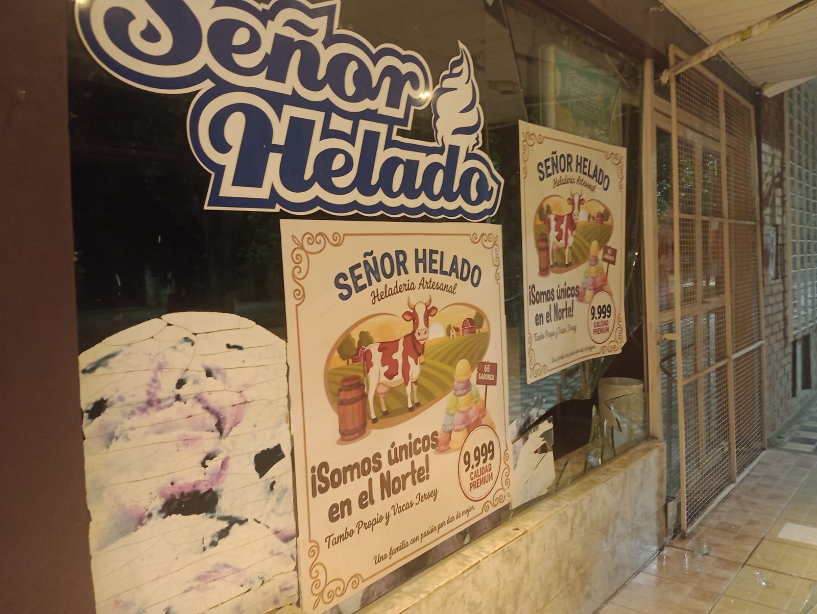Dañaron la vidriera de una heladería en el barrio San Martín
