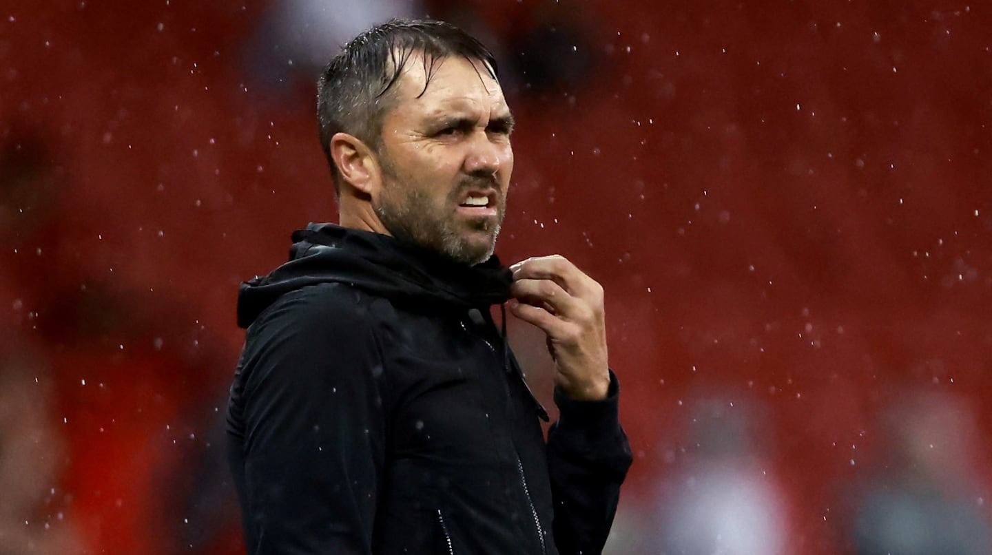 Eduardo Coudet se despidió del Alavés con un sentido comunicado, pero los hinchas no lo perdonaron