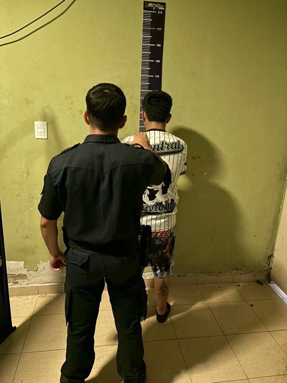 Rápido accionar policial permitió la aprehensión de un adolescente armado frente a una escuela