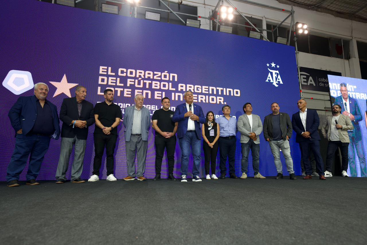 Claudio Tapia anunció un nuevo torneo profesional que integrará a todas las provincias argentinas