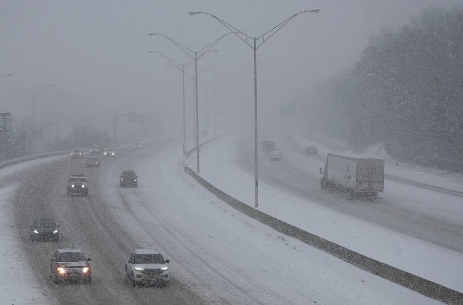 Temporal histórico en Estados Unidos: la nieve superó récords de 1978 y deja miles de usuarios sin luz