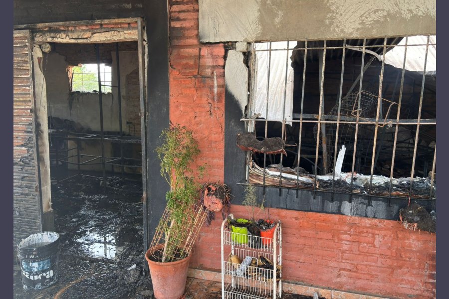 Tragedia y solidaridad en Caspi Corral: un voraz incendio destruyó un corralón y una rotisería