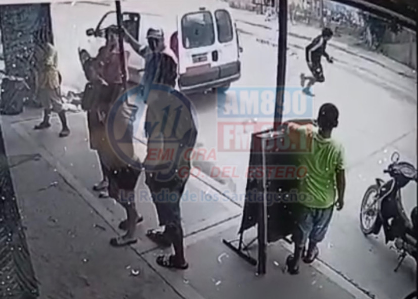 VIDEO | Arrebatan el celular a una embarazada mientras esperaba en una camioneta de reparto