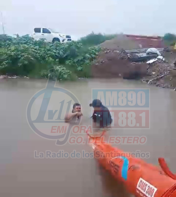 Personal de Obras Públicas realiza trabajos de limpieza en la Costanera para remover residuos que obstruían el drenaje tras las lluvias