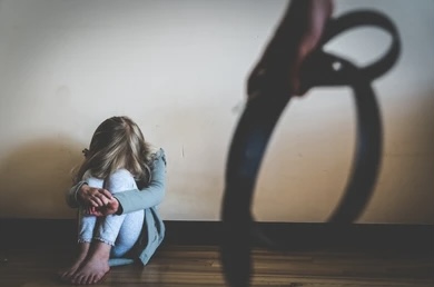 Detuvieron a una mujer acusada de golpear brutalmente a su hija de 5 años