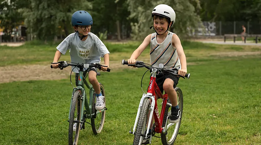 Efecto "Desconexión": Crecer sin smartphones potencia la autonomía emocional en la adultez