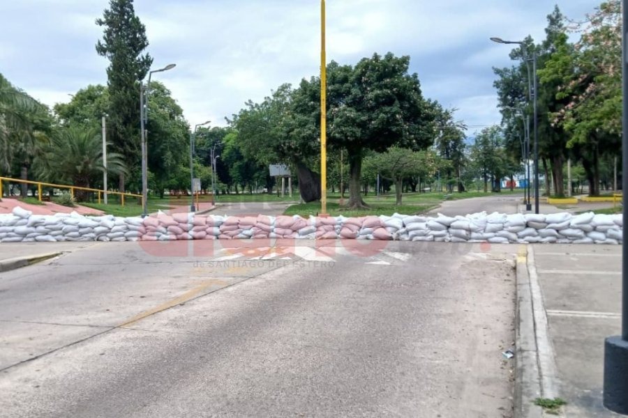 Continúa la prevención: colocan bolsas de arena en el puente de calle Salta