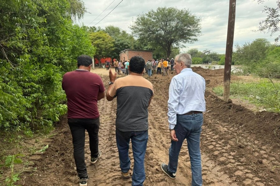 Elías Suárez recorrió zonas afectadas y supervisó tareas para contener la crecida del río Dulce