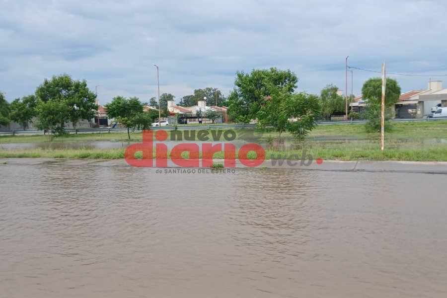 Agua en la vereda en Lomas del Golf: la Municipalidad trabaja para reforzar defensas en la costanera