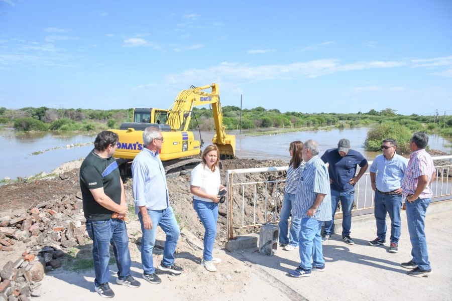 Refuerzan trabajos preventivos en la Costanera por la creciente del río Dulce