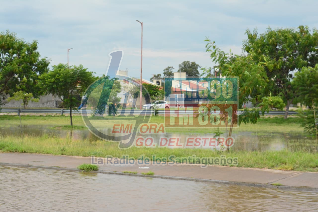 Baja el nivel del río Dulce en la Costanera pero sigue el corte vehicular