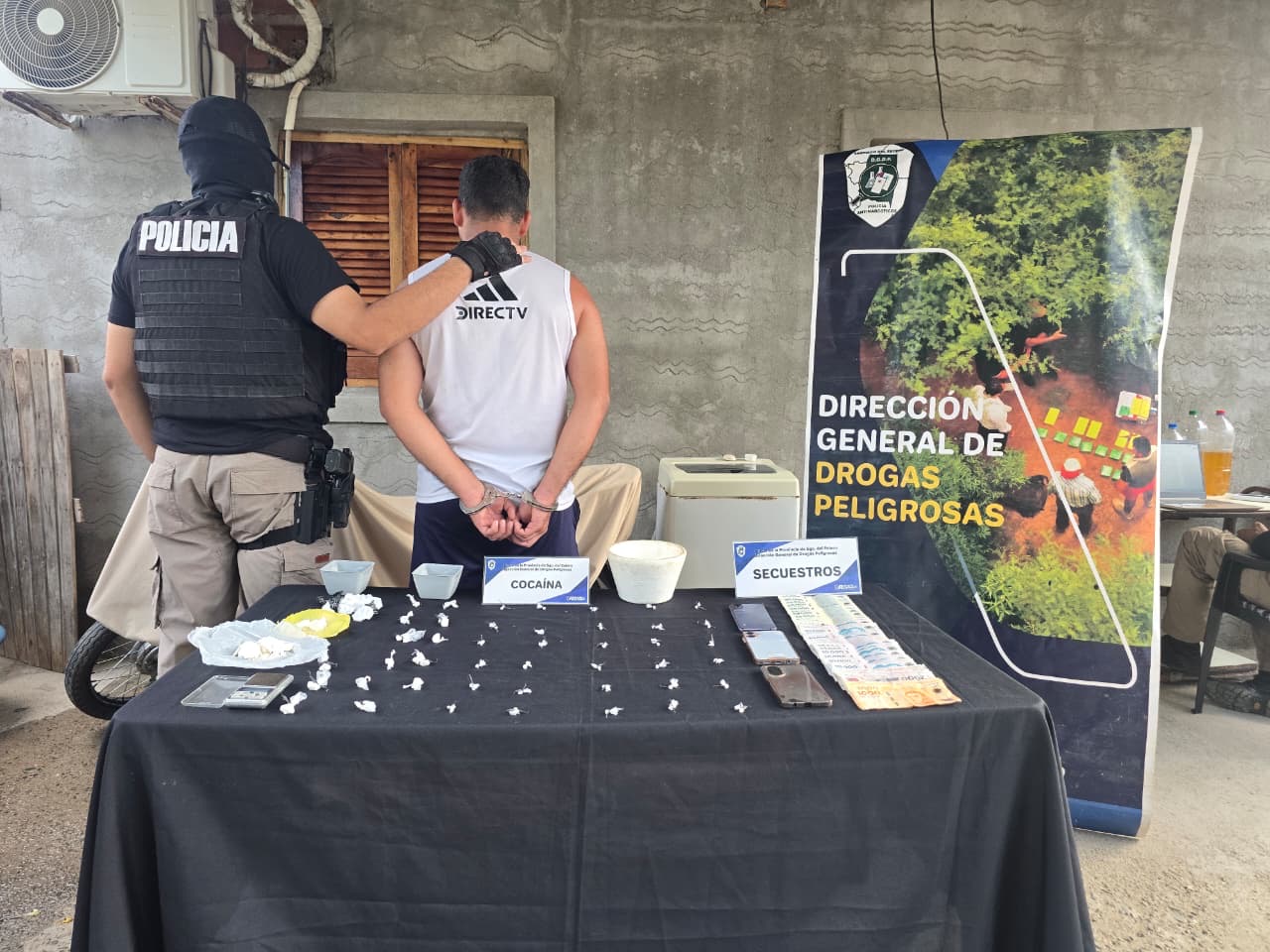 Allanamientos por narcomenudeo en Estación El Simbolar: secuestran cocaína, dinero y detienen a un joven