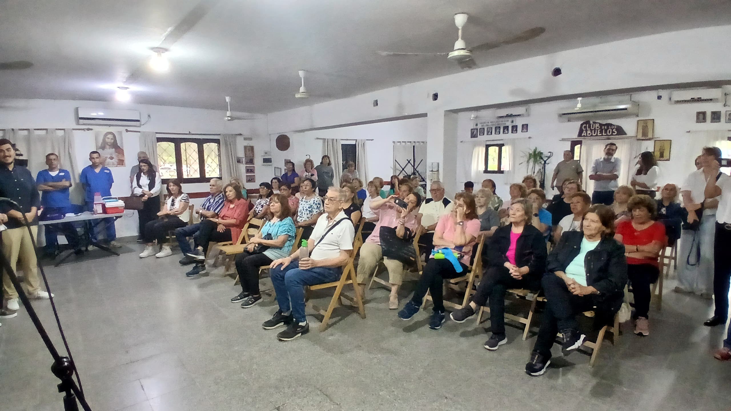 Norma Fuentes encabezó un operativo de vacunación para adultos mayores