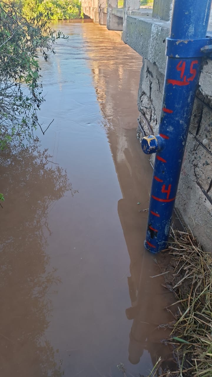 Refuerzan controles y reducción de velocidad en el puente del río Salado por la crecida